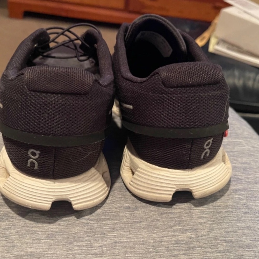 On Cloud 5 Black and White Running Shoes Size 11 Athletic Trainers Sneakers